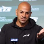 FLORHAM PARK, NOVA JERSEY - 11 DE JUNHO: O técnico Robert Saleh do New York Jets fala à mídia antes do Minicamp obrigatório do New York Jets no Atlantic Health Jets Training Center em 11 de junho de 2024 em Florham Park, Nova Jersey.