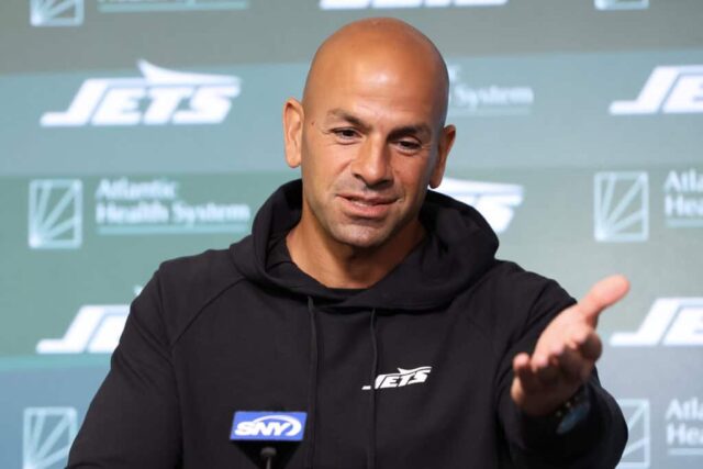 FLORHAM PARK, NOVA JERSEY - 11 DE JUNHO: O técnico Robert Saleh do New York Jets fala à mídia antes do Minicamp obrigatório do New York Jets no Atlantic Health Jets Training Center em 11 de junho de 2024 em Florham Park, Nova Jersey.