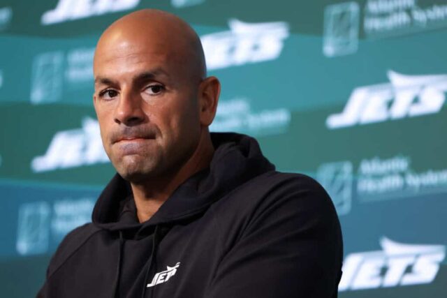 FLORHAM PARK, NOVA JERSEY - 11 DE JUNHO: O técnico Robert Saleh do New York Jets fala à mídia antes do Minicamp obrigatório do New York Jets no Atlantic Health Jets Training Center em 11 de junho de 2024 em Florham Park, Nova Jersey.  