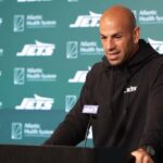 FLORHAM PARK, NOVA JERSEY - 04 DE JUNHO: O técnico Robert Saleh do New York Jets fala à mídia durante os treinos fora de temporada do New York Jets OTA no Atlantic Health Jets Training Center em 04 de junho de 2024 em Florham Park, Nova Jersey.