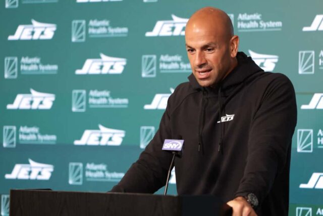 FLORHAM PARK, NOVA JERSEY - 04 DE JUNHO: O técnico Robert Saleh do New York Jets fala à mídia durante os treinos fora de temporada do New York Jets OTA no Atlantic Health Jets Training Center em 04 de junho de 2024 em Florham Park, Nova Jersey. 