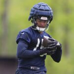 LAKE FOREST, ILLINOIS - 10 DE MAIO: Rome Odunze # 15 do Chicago Bears pega um passe durante o Chicago Bears Rookie Minicamp no Halas Hall em 10 de maio de 2024 em Lake Forest, Illinois.