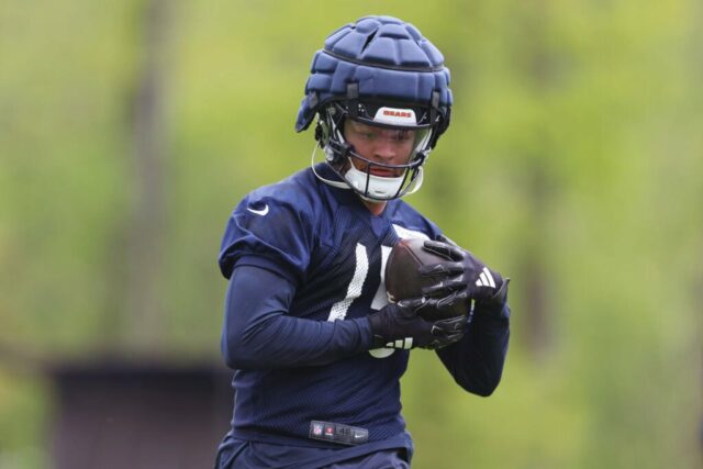 LAKE FOREST, ILLINOIS - 10 DE MAIO: Rome Odunze # 15 do Chicago Bears pega um passe durante o Chicago Bears Rookie Minicamp no Halas Hall em 10 de maio de 2024 em Lake Forest, Illinois. 