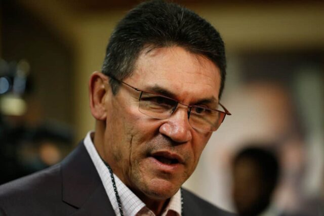 O técnico Ron Rivera, do Washington Commanders, fala à mídia antes de um serviço memorial realizado para o técnico e locutor do Hall da Fama da NFL, John Madden, no RingCentral Coliseum em 14 de fevereiro de 2022 em Oakland, Califórnia.