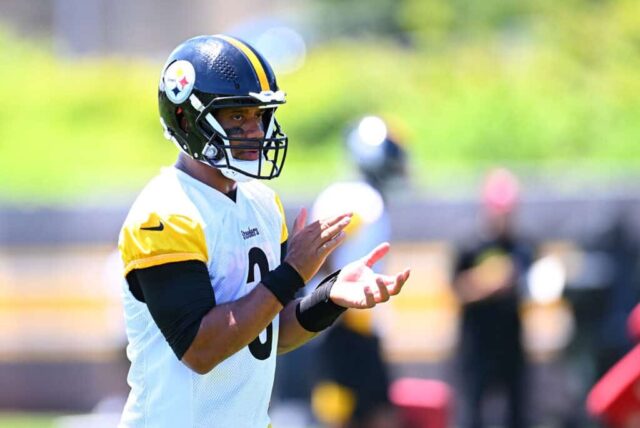 PITTSBURGH, PENSILVÂNIA - 6 DE JUNHO: Russell Wilson nº 3 do Pittsburgh Steelers treina durante o treino fora de temporada do Pittsburgh Steelers OTA no UPMC Rooney Sports Complex em 6 de junho de 2024 em Pittsburgh, Pensilvânia.