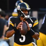 PITTSBURGH, PENSILVÂNIA - 9 DE AGOSTO: Russell Wilson nº 3 do Pittsburgh Steelers se aquece antes do jogo da pré-temporada contra o Houston Texans no Acrisure Stadium em 9 de agosto de 2024 em Pittsburgh, Pensilvânia