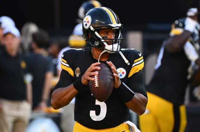 PITTSBURGH, PENSILVÂNIA - 9 DE AGOSTO: Russell Wilson nº 3 do Pittsburgh Steelers se aquece antes do jogo da pré-temporada contra o Houston Texans no Acrisure Stadium em 9 de agosto de 2024 em Pittsburgh, Pensilvânia