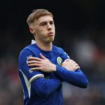 Cole Palmer, do Chelsea, comemora depois de marcar o primeiro gol do seu time, de pênalti, durante a partida da Premier League entre Chelsea FC e Fulham FC, em Stamford Bridge