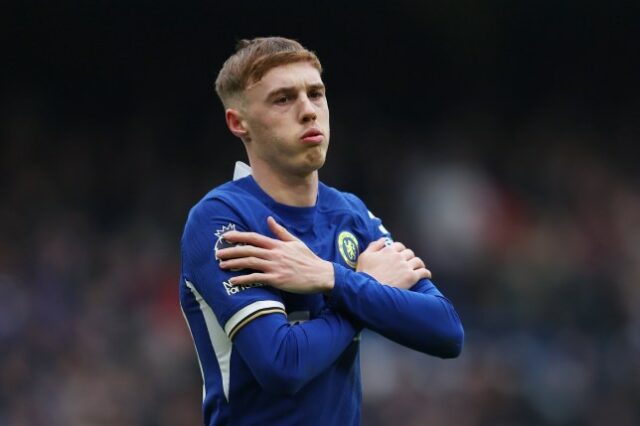 Cole Palmer, do Chelsea, comemora depois de marcar o primeiro gol do seu time, de pênalti, durante a partida da Premier League entre Chelsea FC e Fulham FC, em Stamford Bridge