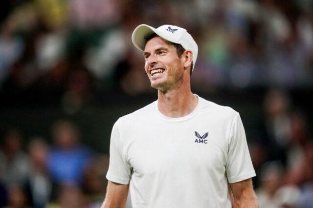 Andy Murray retratado em ação com um enorme sorriso