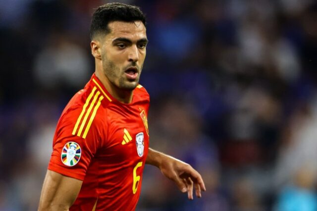 Mikel Merino, da Espanha, observa durante a partida das semifinais do UEFA EURO 2024 entre Espanha x França 