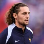 Adrien Rabiot da França durante o aquecimento antes da partida semifinal da Uefa Euro 2024 entre Espanha e França na Arena de Futebol de Munique em 9 de julho de 2024 em Munique