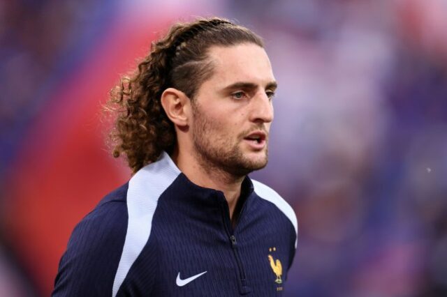 Adrien Rabiot da França durante o aquecimento antes da partida semifinal da Uefa Euro 2024 entre Espanha e França na Arena de Futebol de Munique em 9 de julho de 2024 em Munique