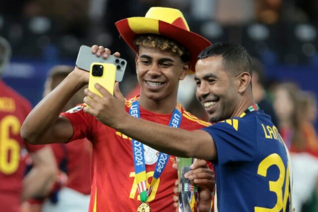 Lamine Yamal, da Espanha, posa com seu pai, Mounir Nasraoui, após a final do UEFA EURO 2024 entre Espanha e Inglaterra, no Olympiastadion, em 14 de julho de 2024, em Berlim, Alemanha.