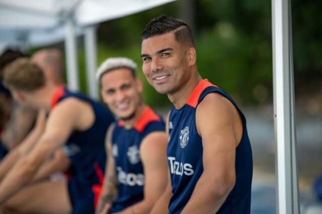 Casemiro e Antony do Manchester United em ação durante uma sessão de treinamento do time principal como parte de sua turnê de pré-temporada pelos EUA na UCLA em 26 de julho de 2024 em Los Angeles, Califórnia