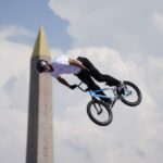 O argentino José Torres Gil salta para o ouro no BMX na Place de la Concorde