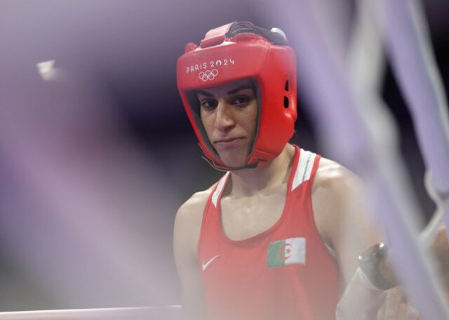 Imane Khelif, da Argélia, é vista antes de sua luta contra Angela Carini, da Itália. 