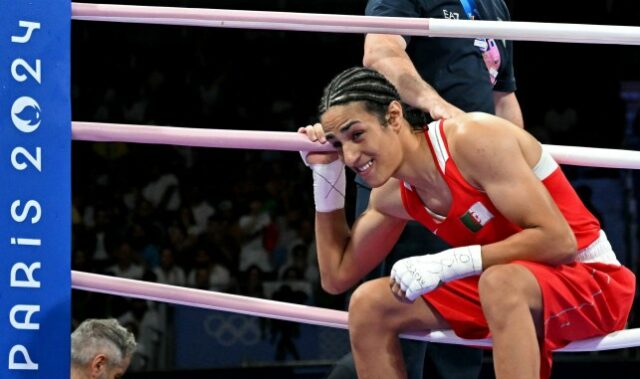 Imane Khelif, da Argélia, sai após sua luta de boxe das oitavas de final das eliminatórias até 66 kg feminino contra a italiana Angela Carini 
