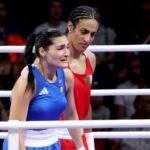 epa11515317 Angela Carini (L) da Itália abandona sua luta nas oitavas de final das eliminatórias femininas até 66kg contra Imane Khelif das competições de boxe nos Jogos Olímpicos de Paris 2024, na North Paris Arena em Villepinte, França, 1º de agosto de 2024. EPA/YAHYA ARHAB