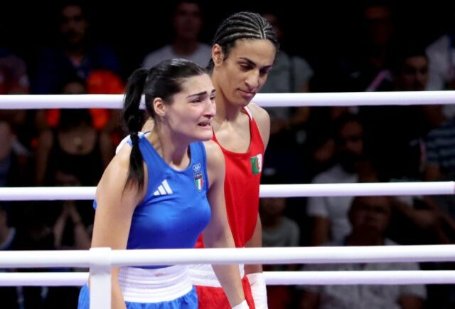 epa11515317 Angela Carini (L) da Itália abandona sua luta nas oitavas de final das eliminatórias femininas até 66kg contra Imane Khelif das competições de boxe nos Jogos Olímpicos de Paris 2024, na North Paris Arena em Villepinte, França, 1º de agosto de 2024. EPA/YAHYA ARHAB