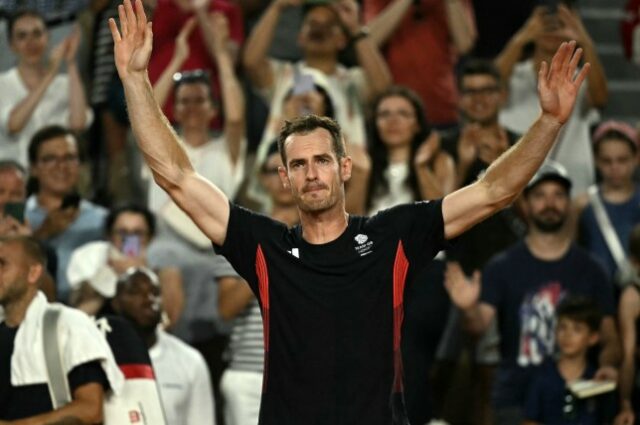 O britânico Andy Murray se despede depois de jogar com o britânico Daniel Evans contra o americano Taylor Fritz e o americano Tommy Paul