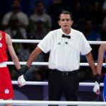 Lin Yu Ting, do Taipei Chinês (à esquerda), é declarada vencedora após a luta até 57kg feminino - Preliminares - Rodadas de 16 contra Sitora Turdibekova do Uzbequistão na arena do norte de Paris, no sétimo dia dos Jogos Olímpicos de Paris de 2024, na França.  Data da foto: sexta-feira, 2 de agosto de 2024.