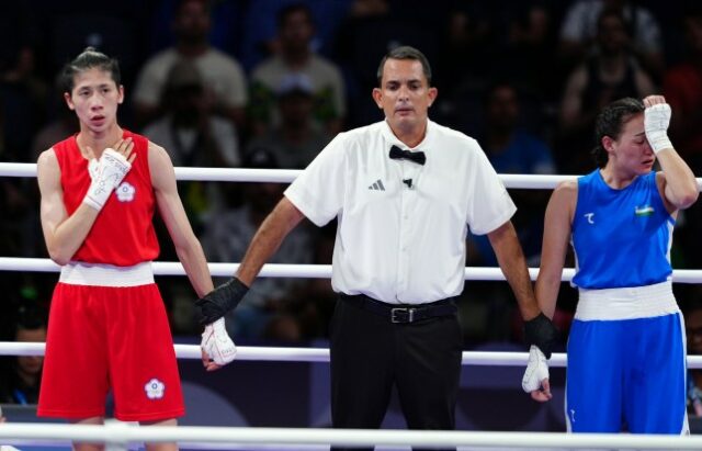 Lin Yu Ting, do Taipei Chinês (à esquerda), é declarada vencedora após a luta até 57kg feminino - Preliminares - Rodadas de 16 contra Sitora Turdibekova do Uzbequistão na arena do norte de Paris, no sétimo dia dos Jogos Olímpicos de Paris de 2024, na França.  Data da foto: sexta-feira, 2 de agosto de 2024.