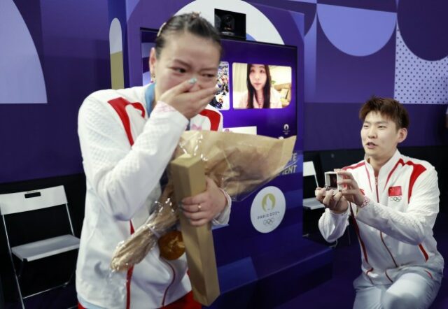Crédito obrigatório: Foto de Xinhua/Shutterstock (14616824ag) Liu Yuchen (R), da China, pede seu companheiro de equipe Huang Yaqiong em casamento após a cerimônia de vitória das duplas mistas de badminton nos Jogos Olímpicos de Paris 2024 em Paris, França, 2 de agosto de 2024. França Paris Oly Badminton - 02 de agosto de 2024