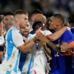 Jogadores da França e da Argentina discutem no final de uma partida de futebol das quartas de final