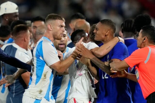 Jogadores da França e da Argentina discutem no final de uma partida de futebol das quartas de final 