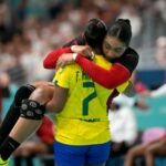 Frossard Tamires Araujo, do Brasil, carrega Albertina Kassoma, de Angola, para fora do campo depois que ela se machucou durante a partida de handebol feminino nos Jogos Olímpicos de Verão de 2024