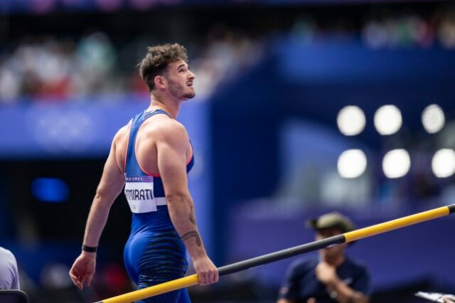 PARIS, FRANÇA - 3 DE AGOSTO: Anthony Ammirati da equipe França observa durante a qualificação masculina de salto com vara no oitavo dia dos Jogos Olímpicos Paris 2024 no Stade de France em 3 de agosto de 2024 em Paris, França.  (Foto de Kevin Voigt/GettyImages)