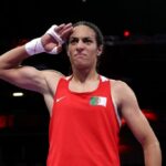 PARIS, FRANÇA - 03 DE AGOSTO: Imane Khelif da equipe da Argélia comemora a vitória contra Anna Luca Hamori da equipe da Hungria após a partida feminina das quartas de final até 66kg no oitavo dia dos Jogos Olímpicos de Paris 2024 na North Paris Arena em 3 de agosto de 2024 em Paris , França.  (Foto de Richard Pelham/Getty Images)