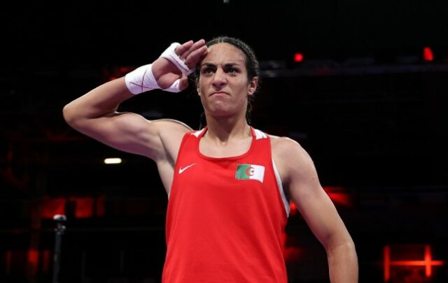 PARIS, FRANÇA - 03 DE AGOSTO: Imane Khelif da equipe da Argélia comemora a vitória contra Anna Luca Hamori da equipe da Hungria após a partida feminina das quartas de final até 66kg no oitavo dia dos Jogos Olímpicos de Paris 2024 na North Paris Arena em 3 de agosto de 2024 em Paris , França.  (Foto de Richard Pelham/Getty Images)