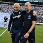 Enzo Maresca, técnico do Chelsea, fala com Pep Guardiola, técnico do Manchester City após o amistoso de pré-temporada entre Chelsea FC e Manchester City no Ohio Stadium em 3 de agosto de 2024 em Columbus, Ohio.