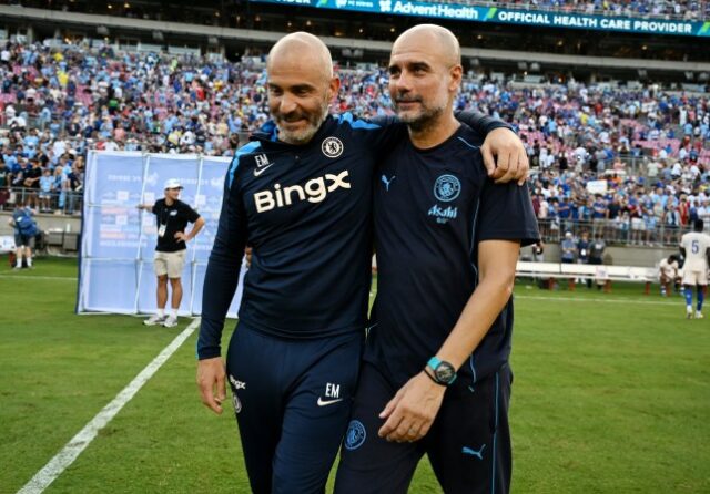 Enzo Maresca, técnico do Chelsea, fala com Pep Guardiola, técnico do Manchester City após o amistoso de pré-temporada entre Chelsea FC e Manchester City no Ohio Stadium em 3 de agosto de 2024 em Columbus, Ohio.