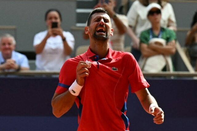 Novak Djokovic, da Sérvia, comemora após derrotar Carlos Alcaraz, da Espanha, na final de simples masculino nos Jogos Olímpicos de Paris