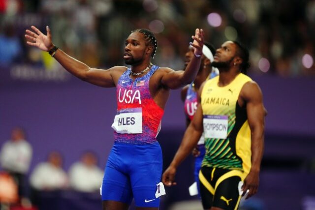 Noah Lyles, dos EUA, comemora a vitória na final dos 100m masculinos no Stade de France, no nono dia dos Jogos Olímpicos de Paris de 2024, na França