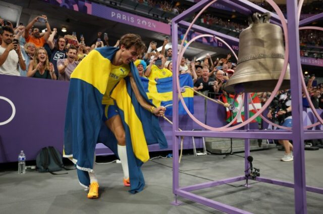 PARIS, FRANÇA - 05 DE AGOSTO: O medalhista de ouro Armand Duplantis da Suécia comemora tocando a campainha após estabelecer um novo recorde mundial durante a final do salto com vara masculino no décimo dia dos Jogos Olímpicos Paris 2024 no Stade de France em 05 de agosto de 2024 em Paris , França.  (Foto de Patrick Smith/Getty Images)