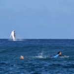 Uma baleia rompe enquanto a brasileira Tatiana Weston-Webb e a costarriquenha Brisa Hennessy (R) competem nas semifinais do surf feminino, durante os Jogos Olímpicos de Paris 2024, em Teahupo'o, na ilha do Taiti, na Polinésia Francesa