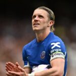 LONDRES, INGLATERRA - 19 DE MAIO: Conor Gallagher do Chelsea aplaude os torcedores durante a partida da Premier League entre Chelsea FC e AFC Bournemouth em Stamford Bridge em 19 de maio de 2024 em Londres, Inglaterra. (Foto de Dan Mullan/Getty Images)