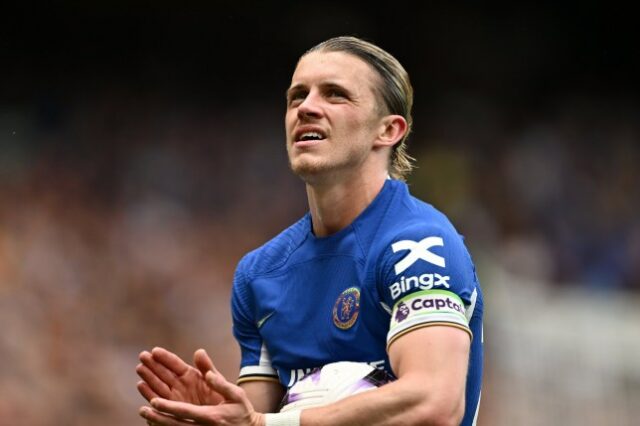 LONDRES, INGLATERRA - 19 DE MAIO: Conor Gallagher do Chelsea aplaude os torcedores durante a partida da Premier League entre Chelsea FC e AFC Bournemouth em Stamford Bridge em 19 de maio de 2024 em Londres, Inglaterra. (Foto de Dan Mullan/Getty Images)