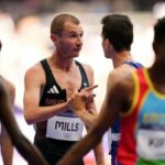 George Mills, da Grã-Bretanha, e Hugo Hay, da França, após as eliminatórias masculinas dos 5.000 m no Stade de France, no décimo segundo dia dos Jogos Olímpicos de Paris de 2024, na França.