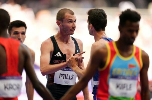 George Mills, da Grã-Bretanha, e Hugo Hay, da França, após as eliminatórias masculinas dos 5.000 m no Stade de France, no décimo segundo dia dos Jogos Olímpicos de Paris de 2024, na França.