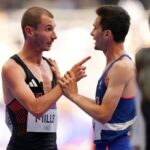 George Mills, da Grã-Bretanha, e Hugo Hay, da França, após as eliminatórias masculinas dos 5.000 m no Stade de France, no décimo segundo dia dos Jogos Olímpicos de Paris de 2024, na França.