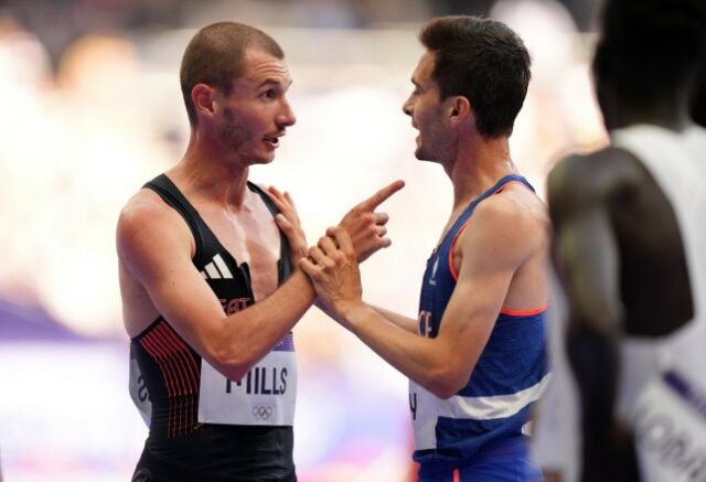 George Mills, da Grã-Bretanha, e Hugo Hay, da França, após as eliminatórias masculinas dos 5.000 m no Stade de France, no décimo segundo dia dos Jogos Olímpicos de Paris de 2024, na França.