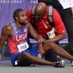 Noah Lyles recebe atendimento médico após competir na final dos 200m masculinos da prova de atletismo dos Jogos Olímpicos de Paris 2024