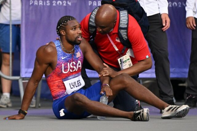 Noah Lyles recebe atendimento médico após competir na final dos 200m masculinos da prova de atletismo dos Jogos Olímpicos de Paris 2024 