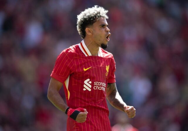 Luis Diaz, do Liverpool, comemora seu primeiro gol durante o amistoso de pré-temporada entre Liverpool e Sevilla FC, em Anfield