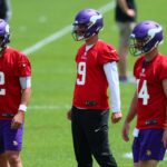 EAGAN, MINNESOTA - 04 DE JUNHO: (LR) Os quarterbacks Nick Mullens # 12, JJ McCarthy # 9 e Sam Darnold # 14 do treino do Minnesota Vikings durante o minicamp obrigatório do Minnesota Vikings no Twin Cities Orthopaedics Performance Center em 04 de junho de 2024 em Eagan, Minnesota .